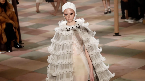 Παρίσι – Αποστολή:  Οι οίκοι Dior, Schiaparelli παρουσίασαν τις συλλογές τους