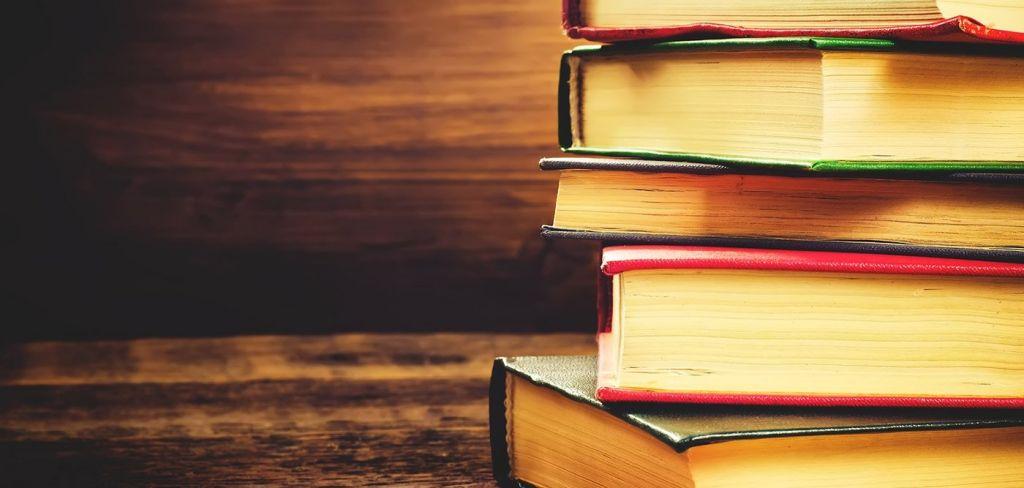 Βιβλία και κόκκινο κρασί