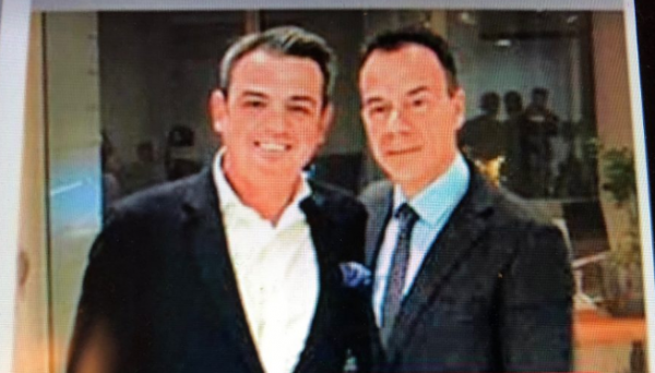 Ο δικηγόρος που πληρώνει τη βίλα Πετσίτη και οι μπίζνες