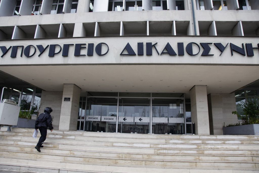 Το υπουργείο Δικαιοσύνης διαψεύδει τη Διεθνή Διαφάνεια για τη διαφθορά στην Ελλάδα