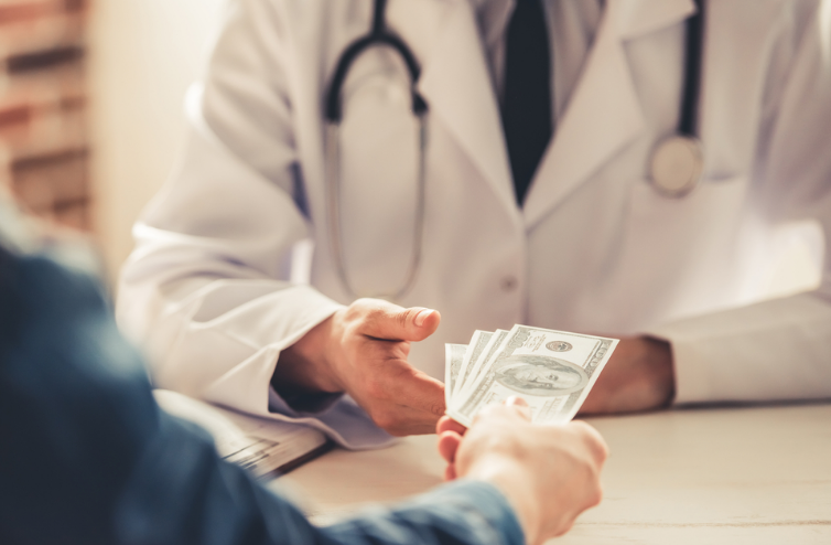 Ρουμάνοι γιατροί λένε «όχι» στο φακελάκι: «Οι μισθοί μας αυξήθηκαν, δεν χρειάζεται να μας δωροδοκείτε»