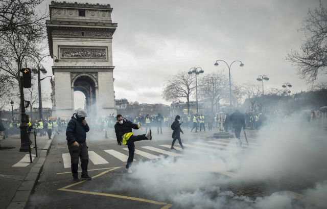 Στην Αψίδα του Θριάμβου τα «κίτρινα γιλέκα» - Δακρυγόνα και πλαστικές σφαίρες από την Αστυνομία