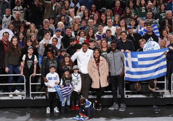 Ο Αντετοκούνμπο τραγούδησε τον εθνικό ύμνο με τους φιλάθλους