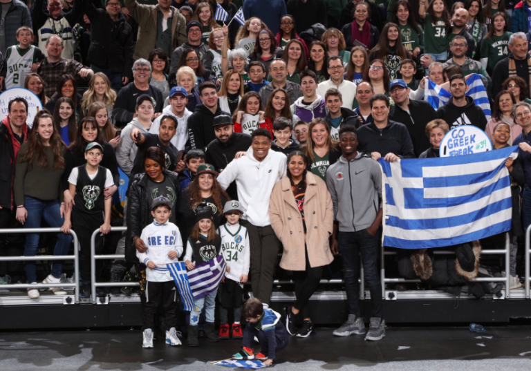 Ο Αντετοκούνμπο τραγούδησε τον εθνικό ύμνο με τους φιλάθλους