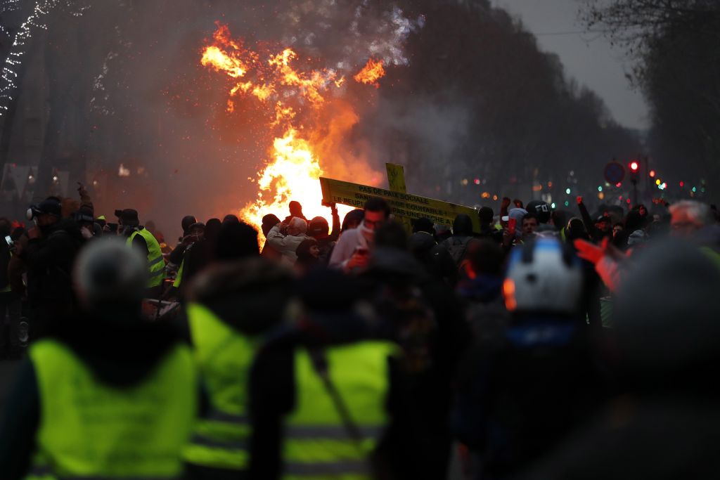 Τα κίτρινα γιλέκα έβαλαν ξανά «φωτιά» στο Παρίσι