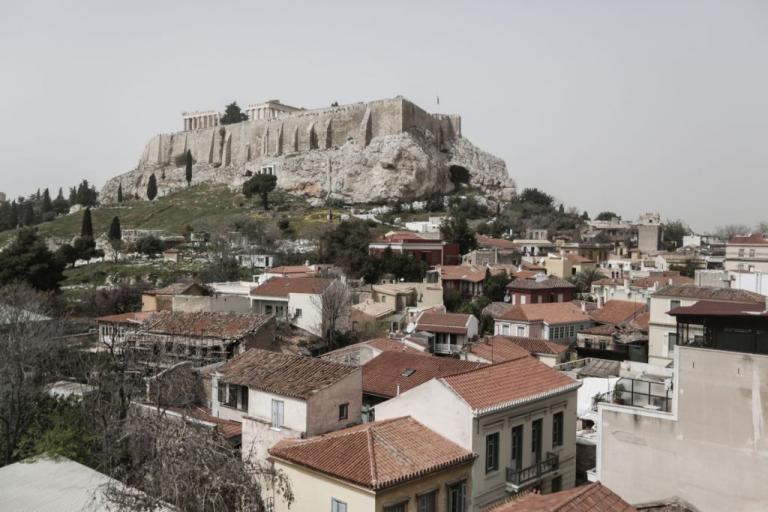 Άντρας έπεσε από την Ακρόπολη