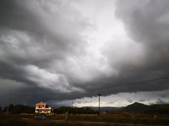 Έκτακτο δελτίο ΕΜΥ: Ο «Φοίβος» επιμένει με καταιγίδες και χιόνια