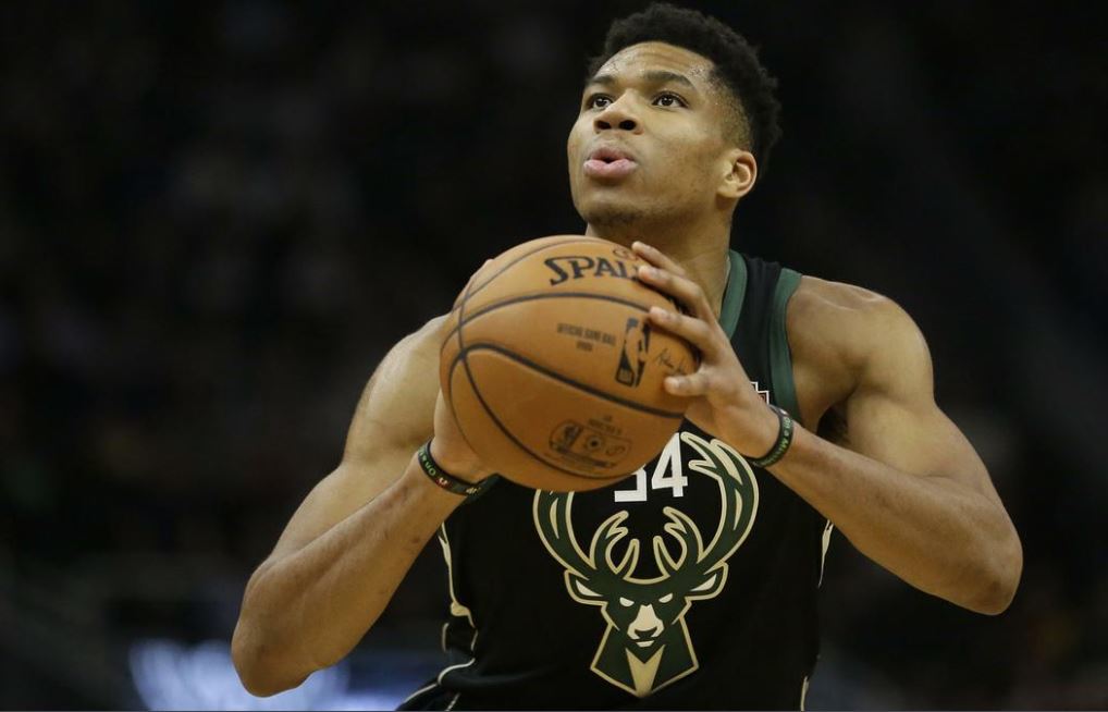 Ετσι διέλυσε τους Χοκς ο Γιάννης Αντετοκούνμπο