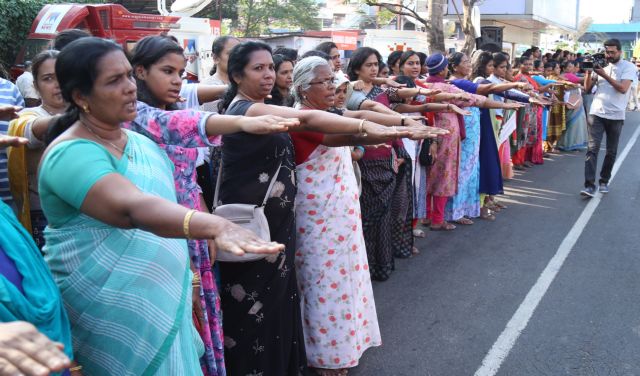 Χιλιάδες γυναίκες στην Ινδία σχημάτισαν «ανθρώπινη αλυσίδα», απαιτώντας σεβασμό στα δικαιώματά τους