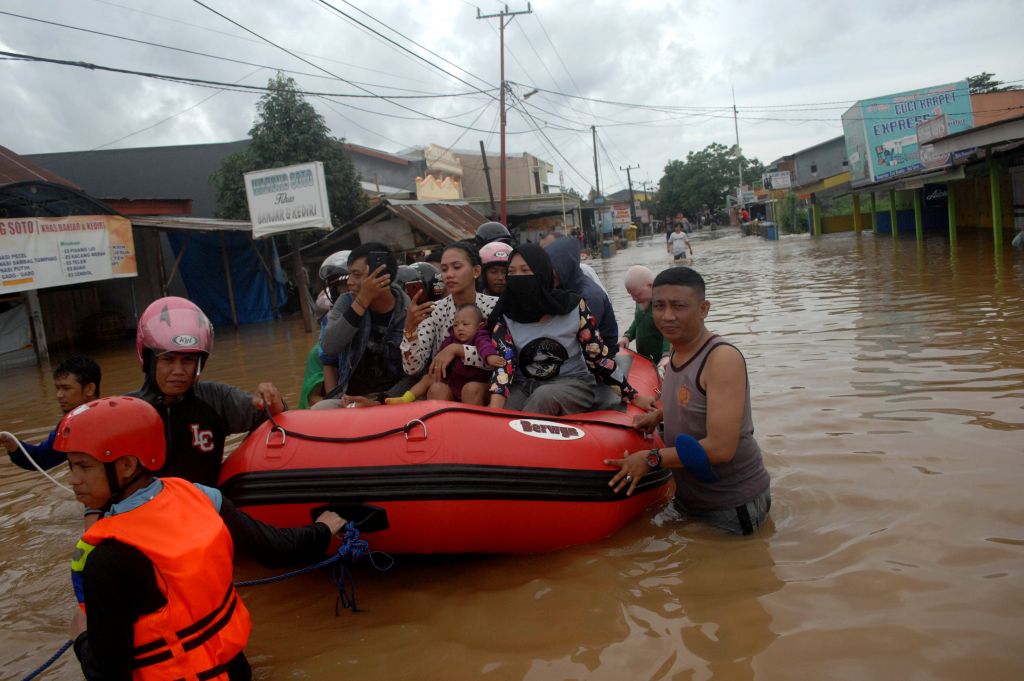 Τραγωδία στην Ινδονησία: Στους 59 οι νεκροί από τις πλημμύρες και κατολισθήσεις