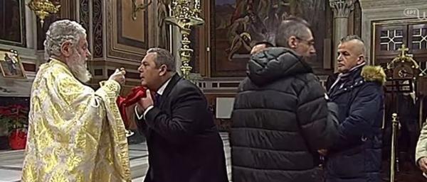 Ο Καμμένος πήγε να… κοινωνήσει πριν αποχωρήσει