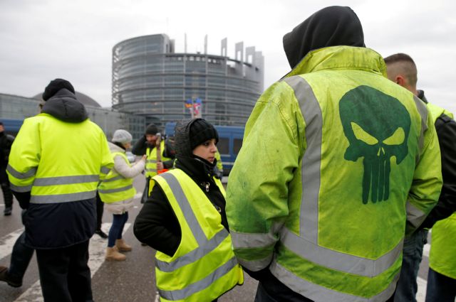 Γαλλία: Επιμένουν τα «κίτρινα γιλέκα» παρά τις εσωτερικές διαφωνίες