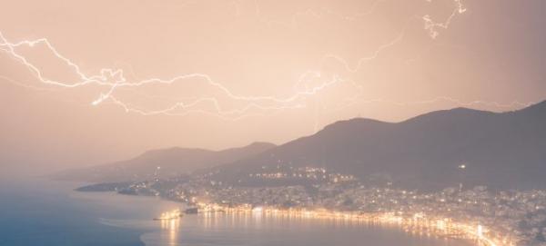 Μαγικές φωτογραφίες: Η κόκκινη καταιγίδα που έπληξε τη Σάμο