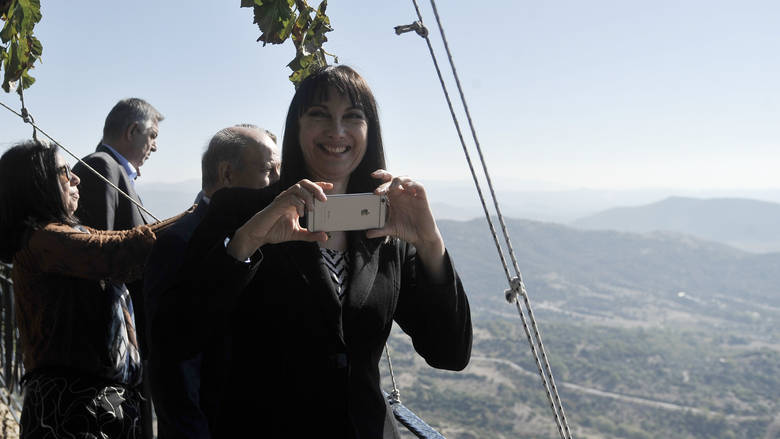 Η Έλενα Κουντουρά και τα… δημοσία δαπάνη smartphone της