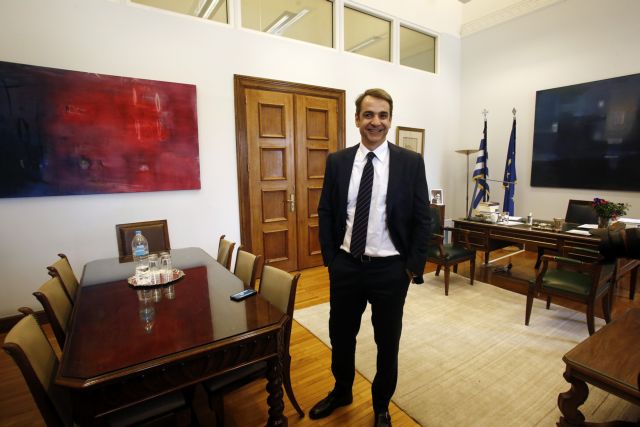 Mitsotakis blasts Tsipras on support for Maduro, suggests improper ties