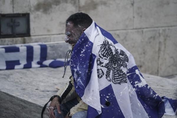 Εικόνες ντροπής και διχασμού με μια κυβέρνηση σε ρόλο Πόντιου Πιλάτου