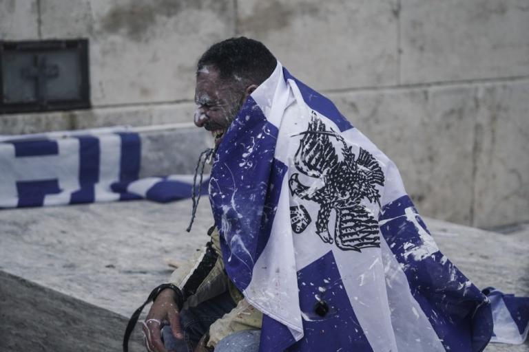 Εικόνες ντροπής και διχασμού με μια κυβέρνηση σε ρόλο Πόντιου Πιλάτου