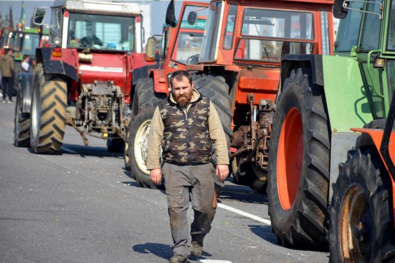 Δυναμικές κινητοποιήσεις από τους αγρότες – Πού στήνουν μπλόκα