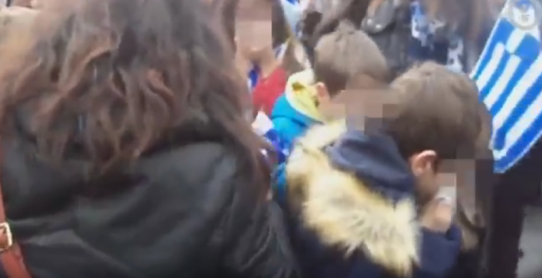 Μικρά παιδιά κλαίνε την ώρα που η Αστυνομία «πνίγει» τη διαδήλωση με χημικά