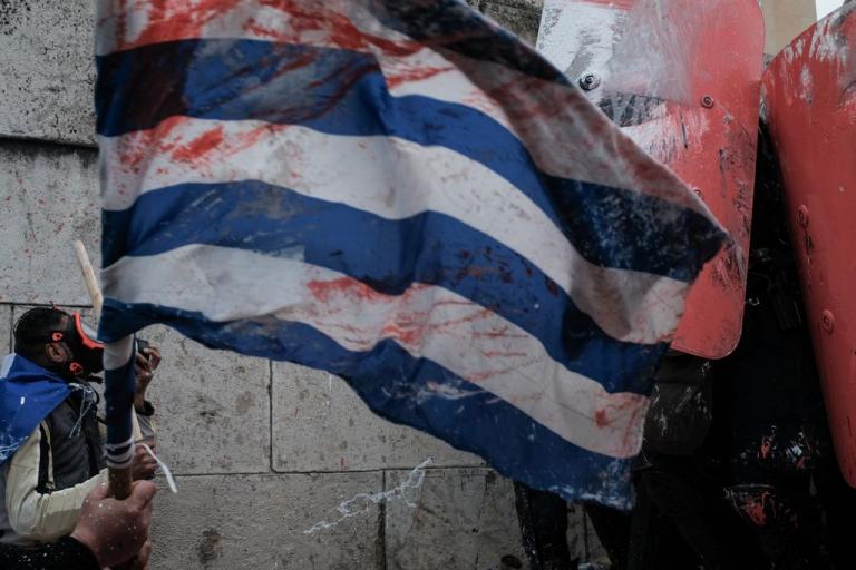 Το μεγαλειώδες συλλαλητήριο τρόμαξε την κυβέρνηση – Οργή για τη βίαιη καταστολή των διαδηλωτών