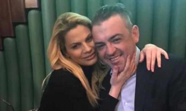 Στην αγκαλιά σέξι τραγουδίστριας ο Μανώλης Πετσίτης