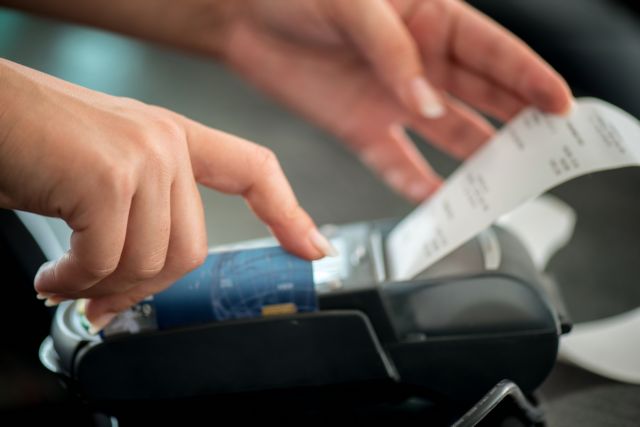 ΥΠΟΙΚ: Θα συνεχιστούν οι παρεμβάσεις για την ενίσχυση των ηλεκτρονικών συναλλαγών