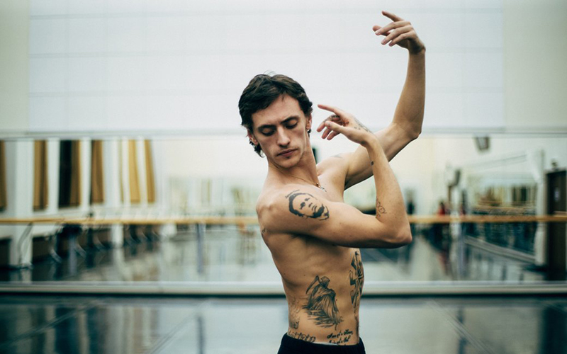 Το κακό παιδί του μπαλέτου είναι τελικά και ρατσιστής