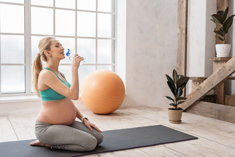 Προπόνηση για εγκύους: Πέντε απλές ασκήσεις που μπορείτε να κάνετε ξαπλωμένες