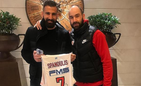 Βλέπει το Ρεάλ – Ολυμπιακός ο Σιόβας με φανέλα του Σπανούλη
