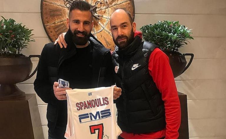 Βλέπει το Ρεάλ – Ολυμπιακός ο Σιόβας με φανέλα του Σπανούλη