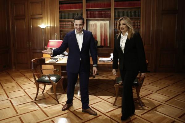 Ο Τσίπρας τραγουδάει… Κάρμινα Μπουράνα και η Κεντροαριστερά που δεν θα κάνει τα ρεπό του Καμμένου