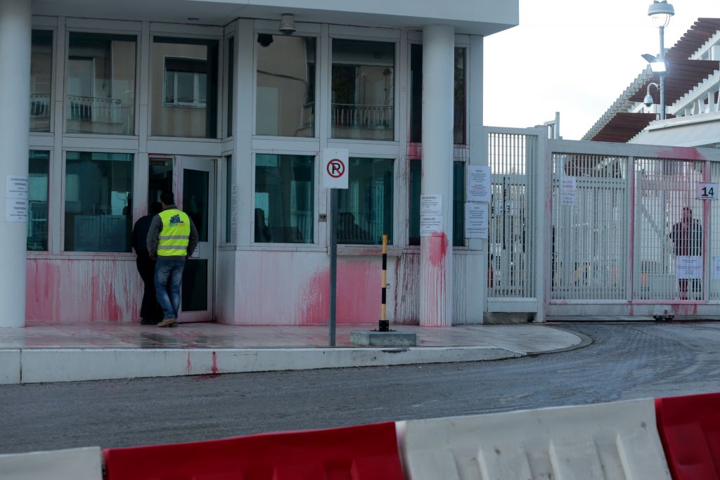 Ρουβίκωνας: Δύο συλλήψεις για την επίθεση στην πρεσβεία των ΗΠΑ