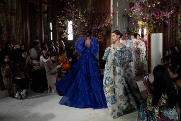 Το σόου του οίκου Valentino ήταν τόσο καλό που μέχρι και η Ναόμι Κάμπελ συγκινήθηκε