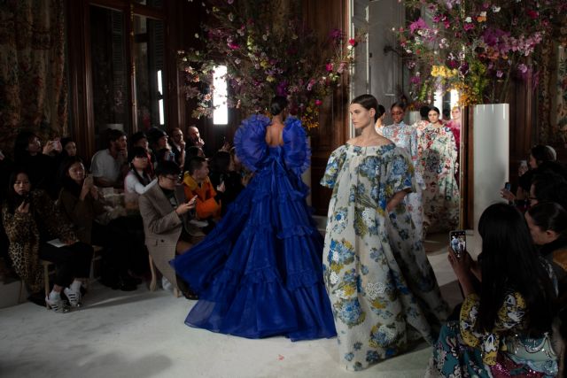 Το σόου του οίκου Valentino ήταν τόσο καλό που μέχρι και η Ναόμι Κάμπελ συγκινήθηκε