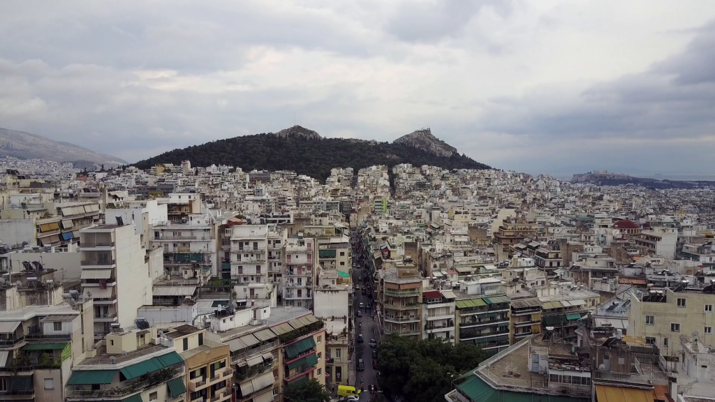 FAZ: Η ελληνική κυβέρνηση επιδίδεται σε προεκλογικά δώρα