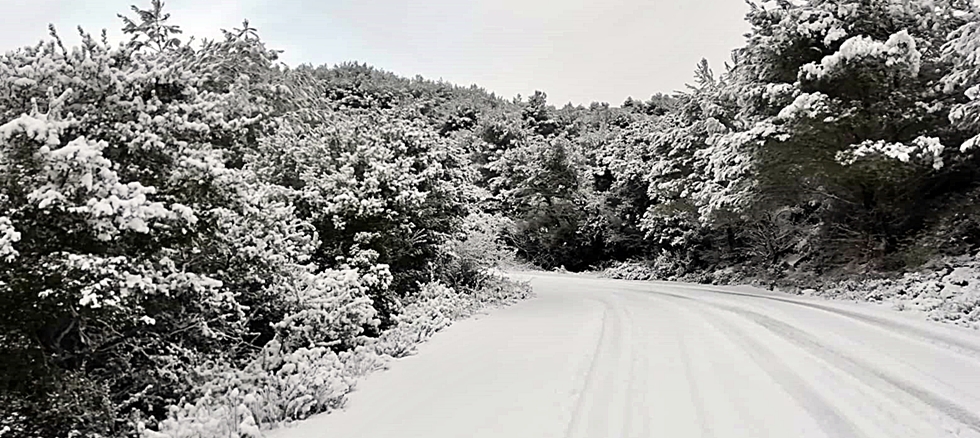 Ζακυνθος: Κλειστοί οι δρόμοι από το χιόνι και τον πάγο