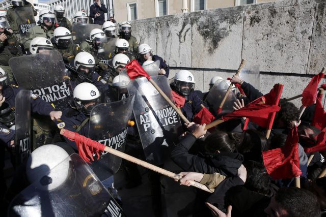 Ένταση στο συλλαλητήριο εκπαιδευτικών στο κέντρο της Αθήνας [Εικόνες] | in.gr