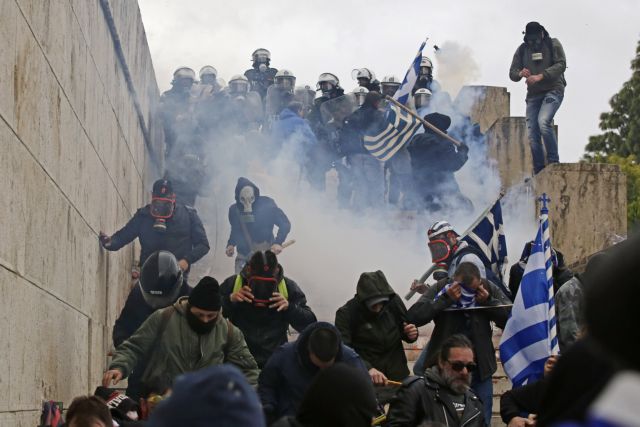 Καταγγελία διαδηλωτή: Τα ΜΑΤ έριξαν καπνογόνα σε γυναίκες