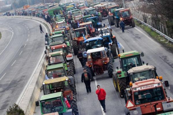 Στους δρόμους οι αγρότες, έκλεισαν την εθνική οδό Αθηνών – Θεσσαλονίκης