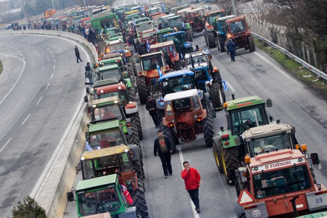 Στους δρόμους οι αγρότες, έκλεισαν την εθνική οδό Αθηνών - Θεσσαλονίκης