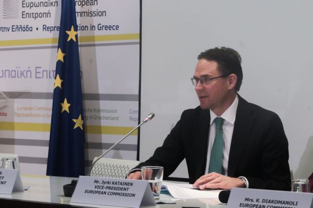 Οι αυξήσεις μισθών πρέπει να συνδέονται με την παραγωγικότητα, το μήνυμα της Κομισιόν