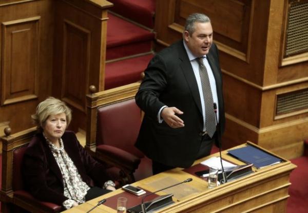 Με δάκρυα στα μάτια η Κόλλια – Τσαρουχά δήλωσε πίστη στον Καμμένο