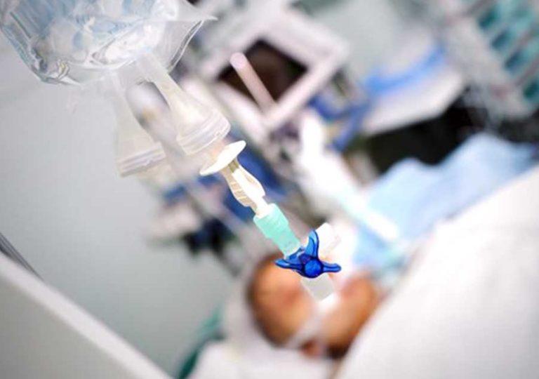 Πύργος: Μάχη ζωής για επτάχρονο που καταπλακώθηκε από σιδερένια πόρτα