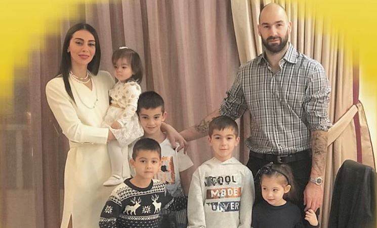 Η εορταστική φωτογραφία της οικογένειας Σπανούλη