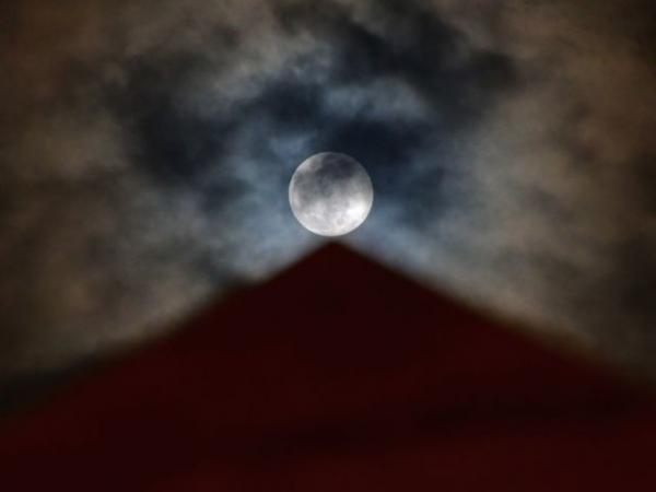 Μαγευτικές εικόνες από το κυριακάτικο φεγγάρι: Πανσέληνος, υπερπανσέληνος και ολική έκλειψη σελήνης