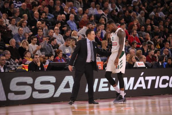 «Τρελάθηκε» ο Πιτίνο: Εδειξε σε δημοσιογράφο πως παίρνουν τα ριμπάουντ