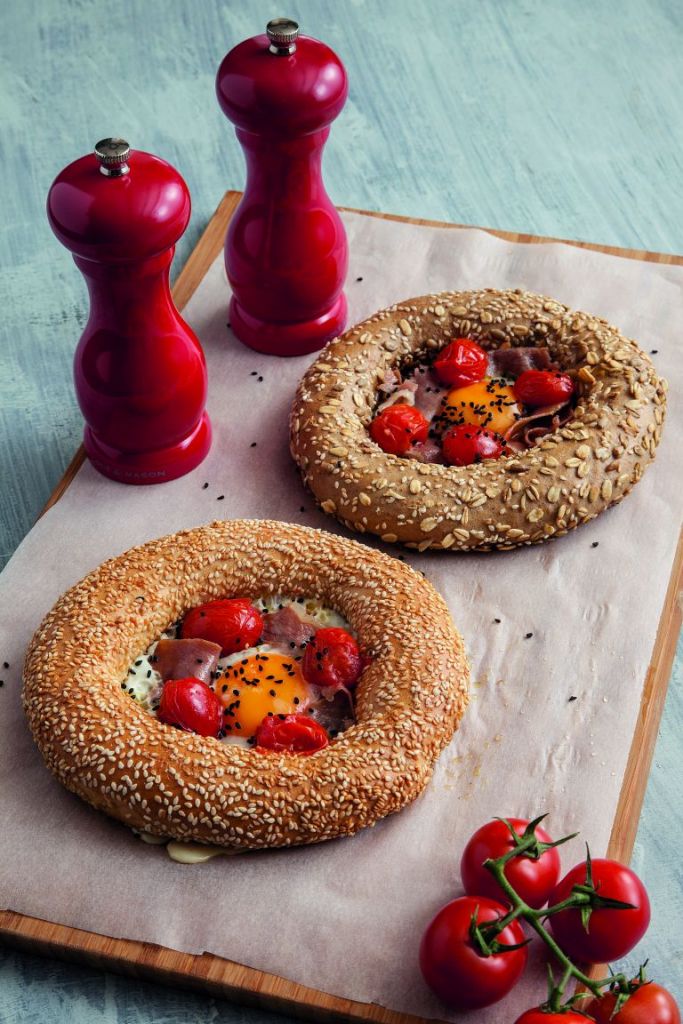 Κουλούρι Θεσσαλονίκης με αβγά, τοματίνια και προσούτο Ευρυτανίας