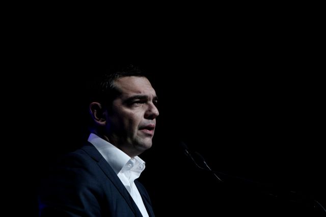 Le Monde: Ο Τσίπρας επωφελήθηκε για να παίξει άλλη μια παρτίδα πολιτικού πόκερ
