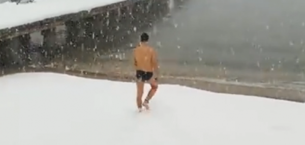 Αψήφησε τη χιονοθύελλα και βούτηξε στη θάλασσα