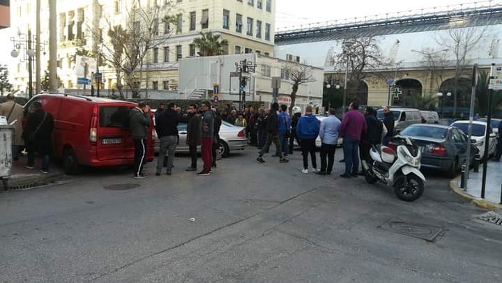 Συναγερμός στον Πειραιά: Έκλεψε αυτοκίνητο και χτυπούσε όποιο όχημα έβρισκε μπροστά του